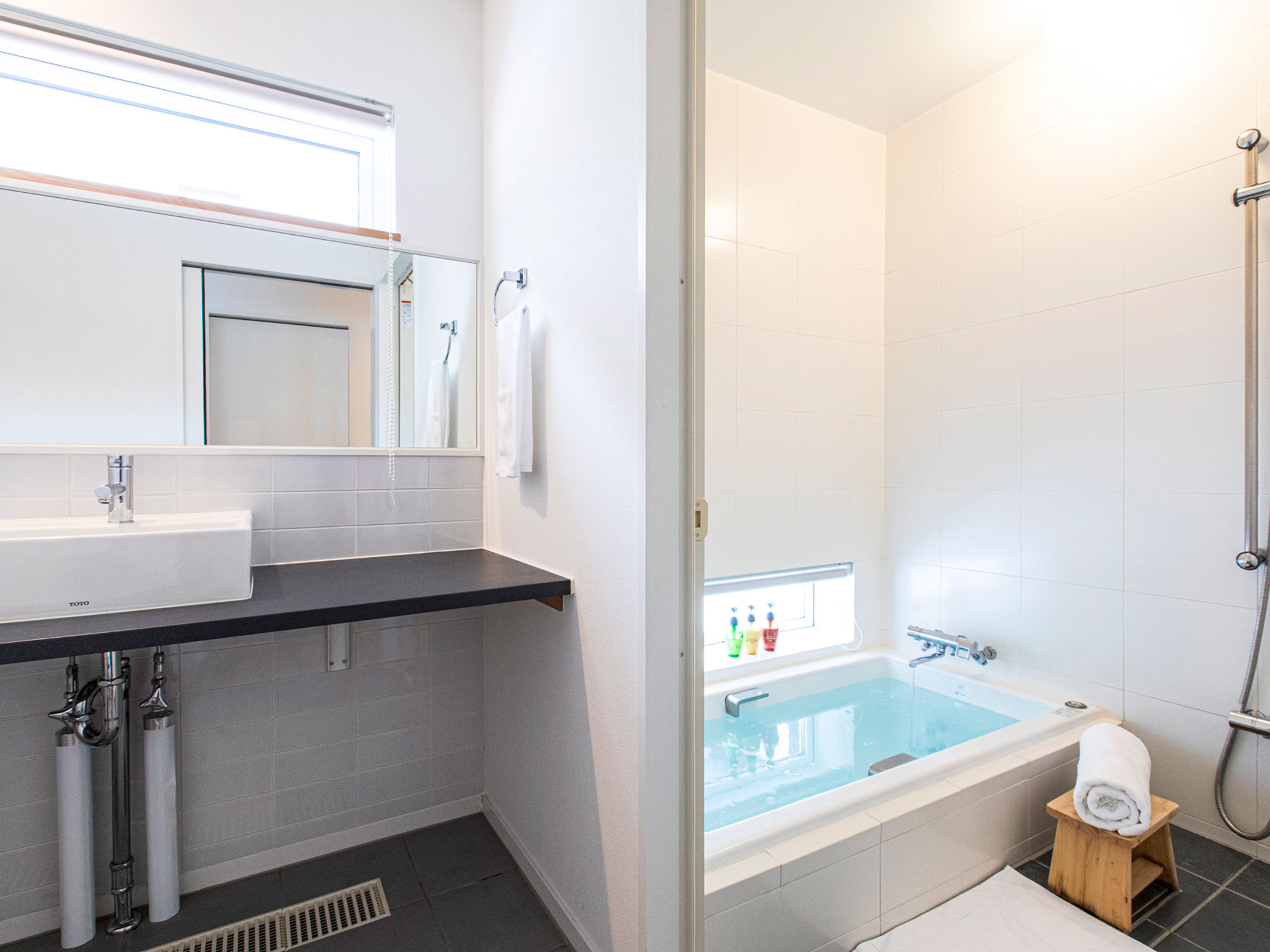 Ajisai Chalet - Shower and bathtub design